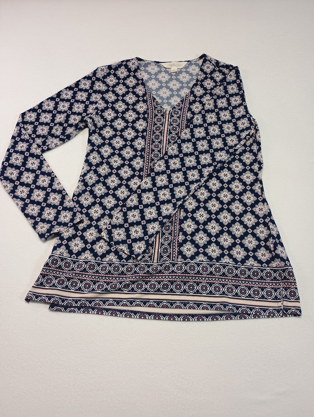 Magnolia Grace Women's Size M Navy Printed V-Neck Long Sleeve Top